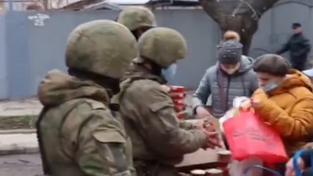 В Бердянске Запорожской области мирное население получает гуманитарную помощь от вооруженных сил РФ.