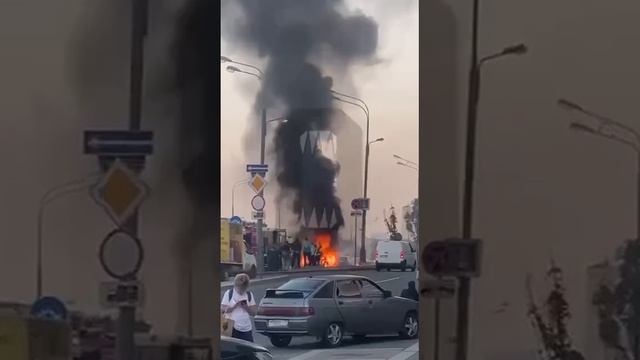 На юге Москвы сгорела полицейская машина.
Пожар на Варшавском шоссе в Чертаново. Прямо на дороге п