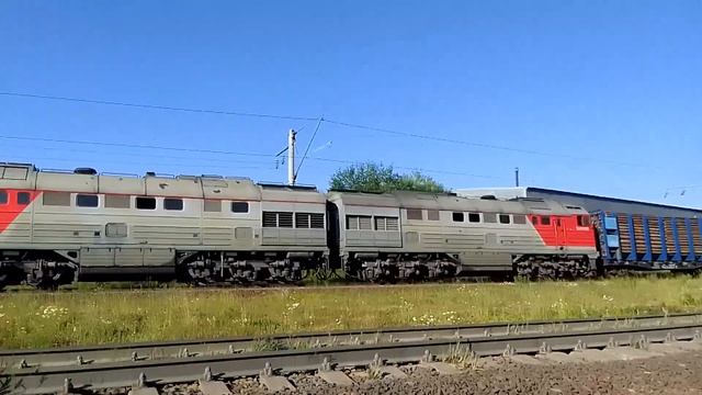 2ТЭ116У-.... Тащится с дровами и хоппером на север. Летний вечер. Замученный тепловоз. Петрозаводск смотреть онлайн