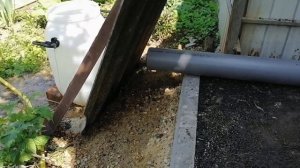 Водоотвод дождевой воды с двускатной крыши дома.