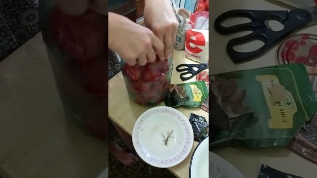 Консервирование помидор.