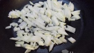 Макароны с луком и копченой колбасой на скорую руку