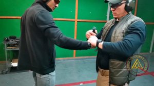 Обезоруживание при угрозе пистолетом в живот