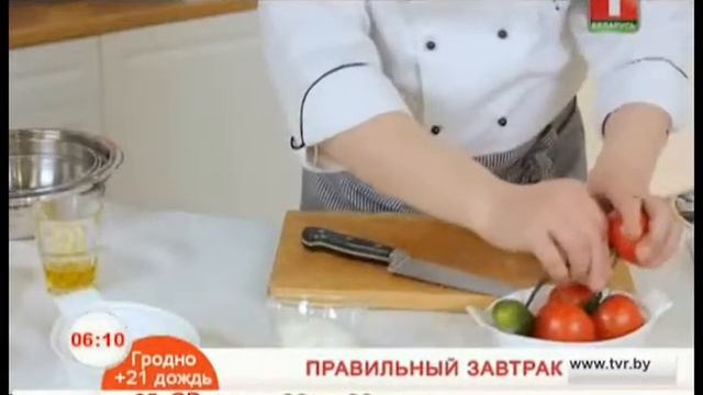 Кнели из курицы с салатом из свежих овощей