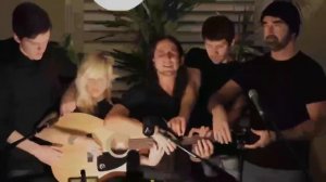 Пять человек играют на одной гитаре.Ok go.Somebody That I Used to Know