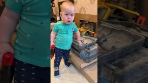 Малыш Саша поёт танцует и ремонтом занимается #малышсаша #дети