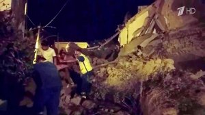 На острове Искья спасатели вручную разбирают завалы после землетрясения