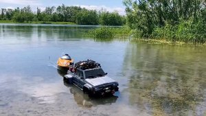 Jeep Cherokee выгружает катер Vector SR80 Pro
