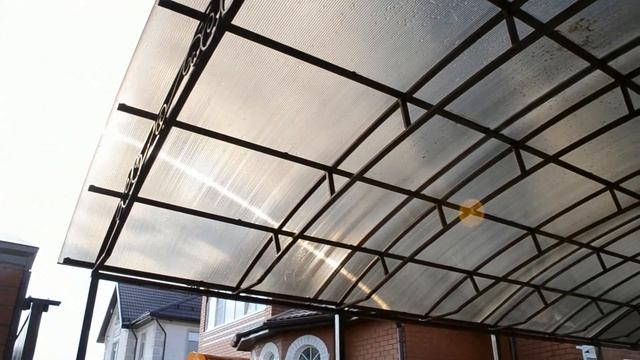 Автомобильный навес из поликарбоната с элементами ковки смотреть онлайн