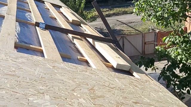 Как монтировать мягкую кровлю на крутых скатах кровли, два варианта