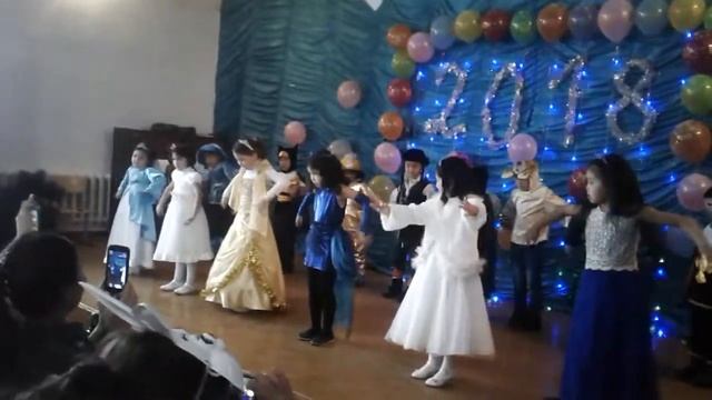1класс. Новый год танцы шманцы