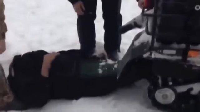 Буксировка идиота снегоходом смотреть онлайн