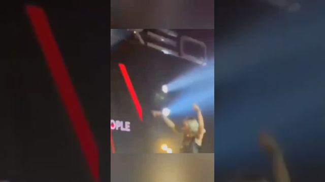 Певицы Шанти грозит тюремный срок за то что она бросила флаги Индии. смотреть онлайн