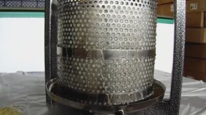 Пресс URALMASTER в работе отжим сока.mp4