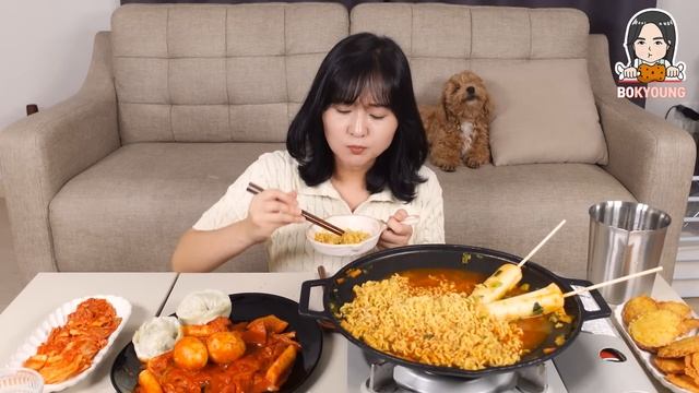 요리 먹방 :) 직접만든 떡볶이, 가래떡 라면에 실비김치,  바삭한 고구마튀김, 왕만두.