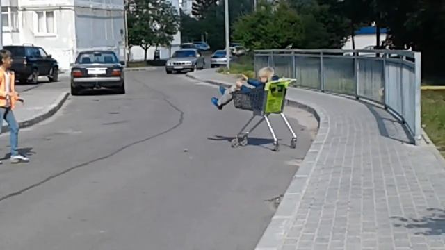 Когда ты тупой. Катаемся в тачке из супермаркета смотреть онлайн