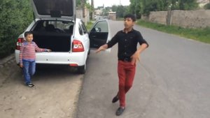 ЦЫГАНСКИЕ МАЛЬЧИКИ ТАНЦУЮТ ЛЕЗГИНКУ КРУТО