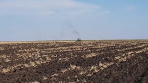Трактора ДТ-75 , Т-74 , МТЗ-82 пашем землю, клинит гусень, ремонт в поле