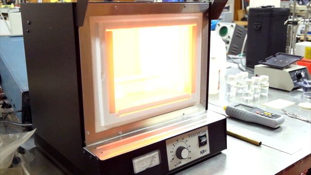 Opening a furnace at 2000 degrees F (1100 deg. C) [8zwAMsdP-po]