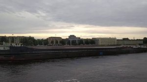 Сухогрузный теплоход "Невский-33" плывёт по Неве