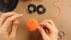 Как сделать помпоны | Помпоны из пряжи на вилке | Сделать помпоны своими руками | Урок #10