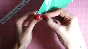 Оригами гусеница на листке /Origami caterpillar on a leaf