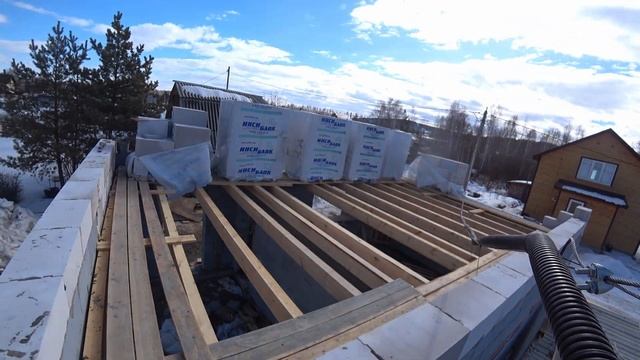 БАНЯ ДОМ ИЗ ГАЗОБЕТОНА С МАНСАРДОЙ. Кладка стен, второй этаж