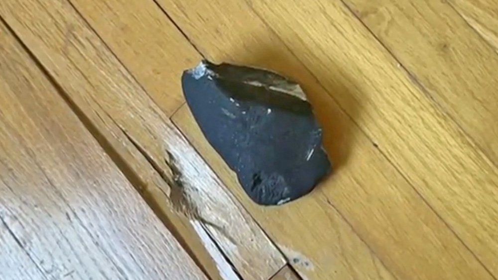 Метеорит пробил крышу. Метеорит в красноярске 2023. Метеорит в красноярске пробил здание насквозь когда это было. Метеорит пробил. Глиняные метеориты.