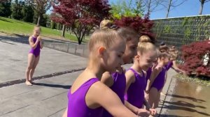 Aura гимнастика в парке, девочки 6-8 и 8-10 лет выполняют  сложные элементы.