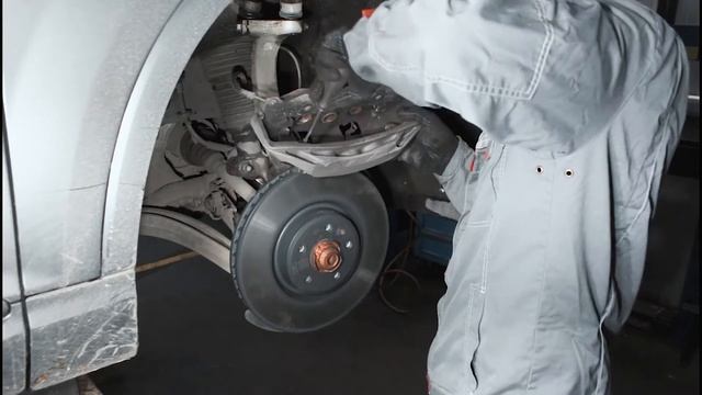 Замена передних тормозных колодок Audi Q7 смотреть онлайн