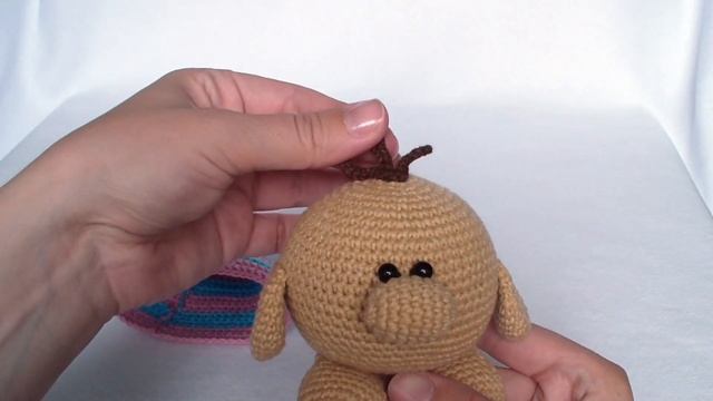 Мягкая вязаная игрушка Гном крючком