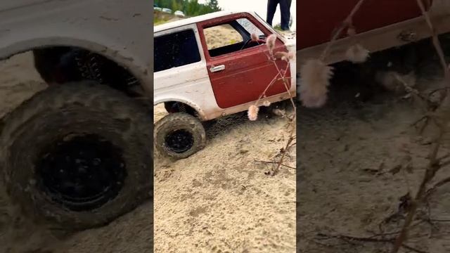 Ржавая Нива 2121 на бездорожье 4x4