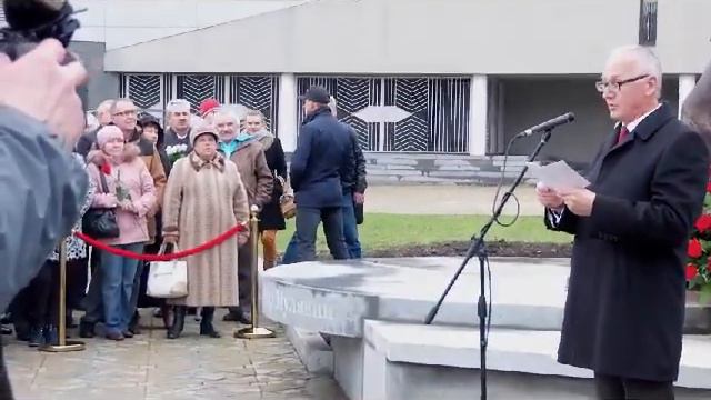 Памятник Мулявину. Видео: Татьяна ПЕТРОВА. смотреть онлайн
