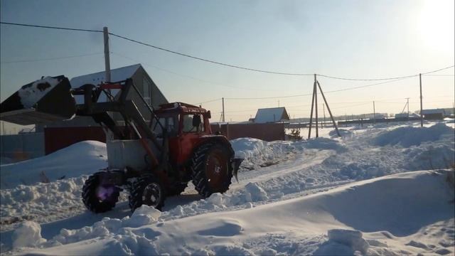Сосед заказал трактор на т час за 1500 рублей почистить снег у своих ворот. Почистил и нам. смотреть онлайн
