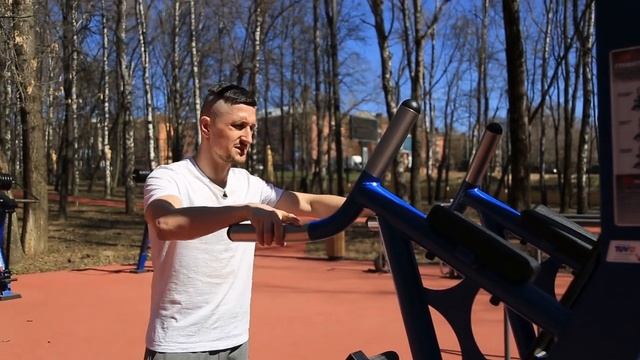 Силовая тренировка на спортивной площадке на свежем воздухе. Часть 3