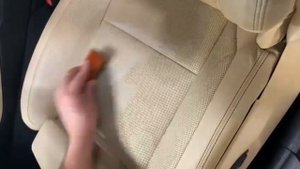 Химчистка салона автомобиля. Эффект на белом кожаном салоне.