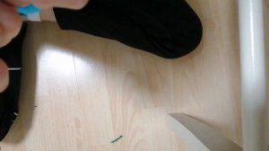 завязываю нитки к  шарикам на новый год!