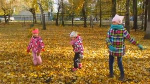 Листья золотые падают, летят... | Стих про осень | Бэла 4 года