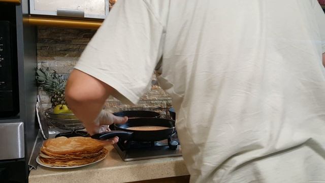 Я , 3 сковородки , и пачка блинов. 12 минут на жарку с уборкой. смотреть онлайн