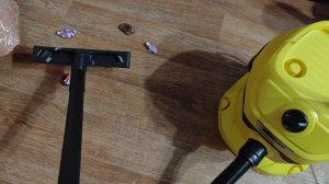 Сбор крупного мусора на линолеуме пылесосом Karcher WD 2 Plus V-12/4/18