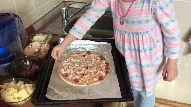 Малышка готовит ?Легкий рецепт ПИЦЦЫ с ананасами!