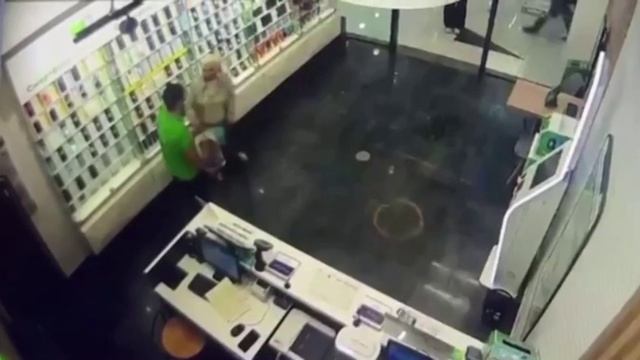 В Москве пенсионерка укусила сотрудника салона связи. Из-за пятидесяти рублей