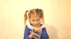 Дети поют и танцуют. Ее зовут Гауранги