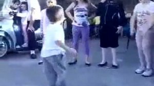 Малыш танцует под Джексона