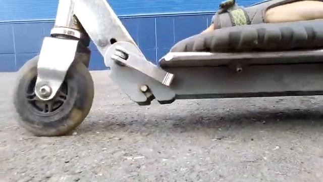 Прыгнул на говёном и старом самокате