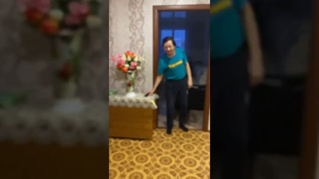 Рифат Зарипов Әнисенә сюрприз ясый.....