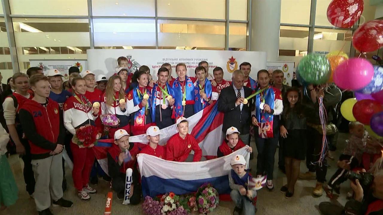 Олимпийские чемпионы с триумфом возвращаются в Россию