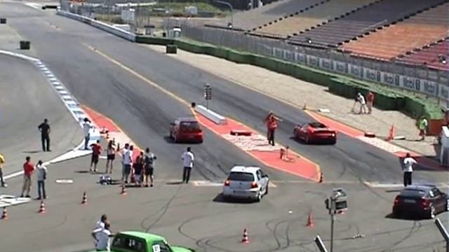 VW Golf R32 Twinturbo vs. Ferrari