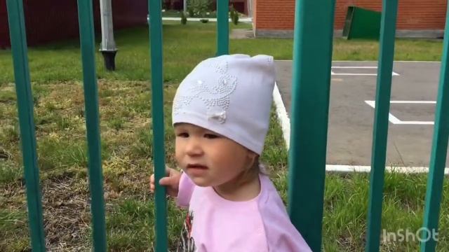 Грустное видео о том, что девочка плачет и хочет в детский сад