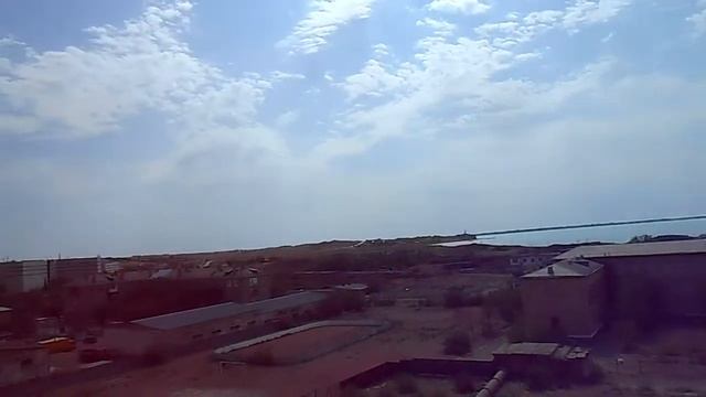 Бетонная тумба на горе среди города Балхаш и виды вокруг смотреть онлайн